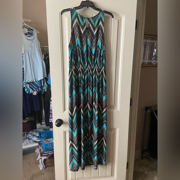 Beautiful long special occasions Dress - Picture 3 of 4